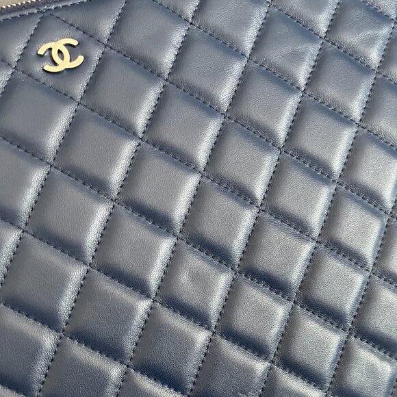 CHANEL Large O Case Clutch Laptop Portfolio in Blue Lambskin - Picture 10 of 15